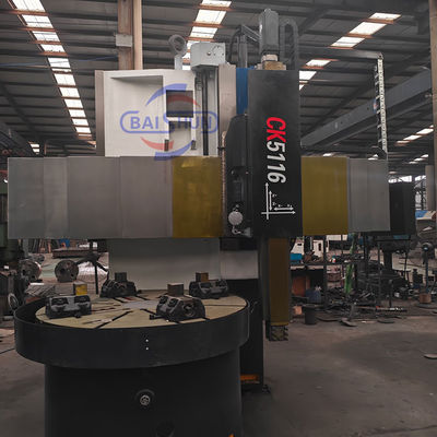 El torretero vertical de una sola columna de máquina CNC