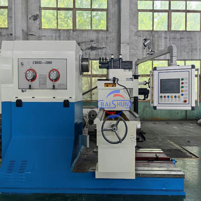 Disco de metal girando hacia el torno máquina herramienta brida el torno del motor